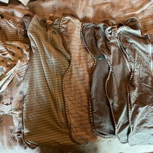 2 large transition swaddles, 4 medium regular swaddles.